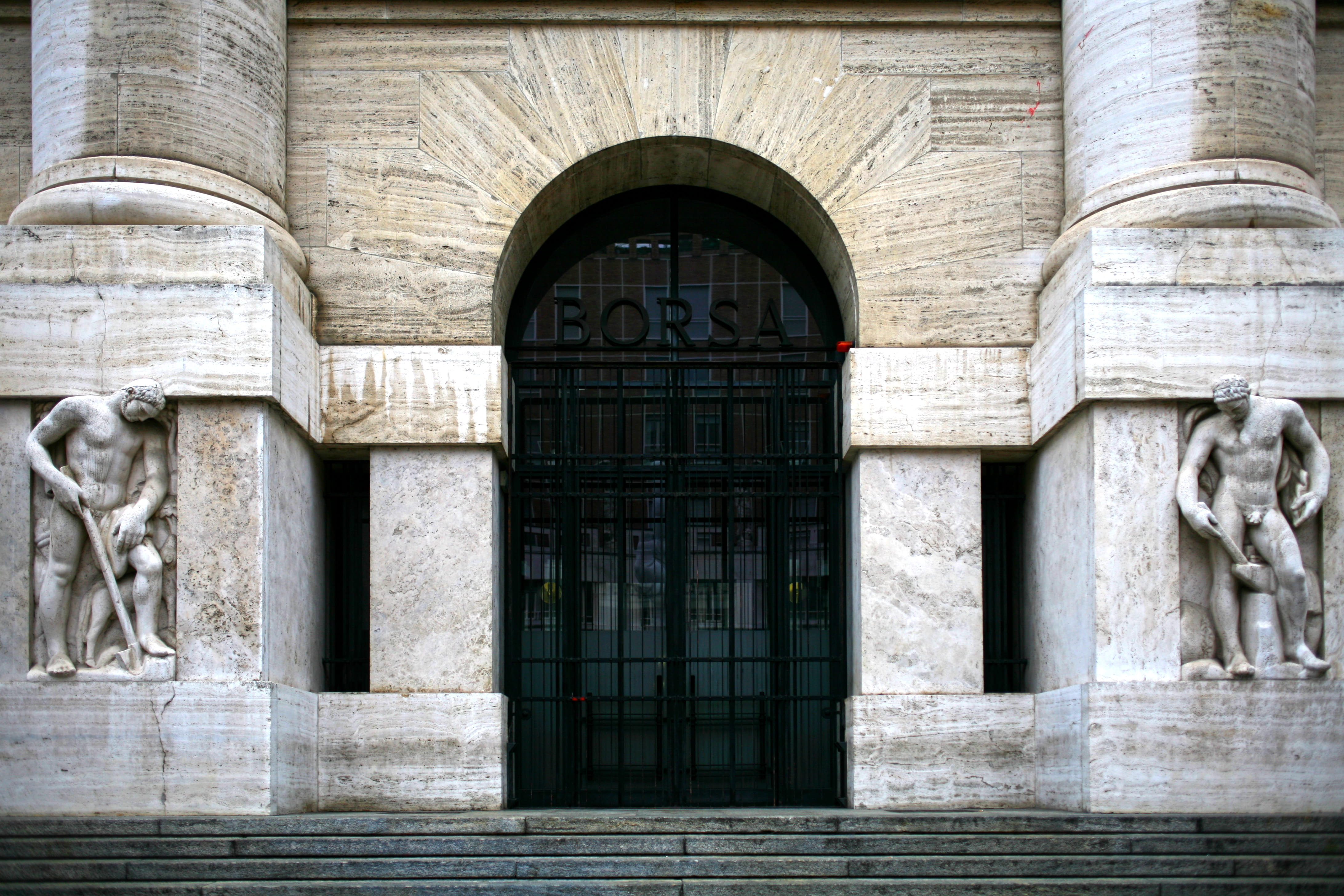 Palazzo della Borsa Italiana a Milano — sede storica del mercato azionario italiano